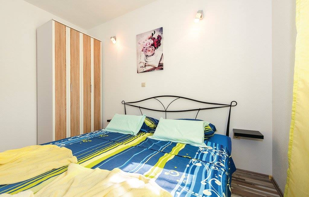 Ein schönes Haus mit vier Wohnungen, Grebaštica
