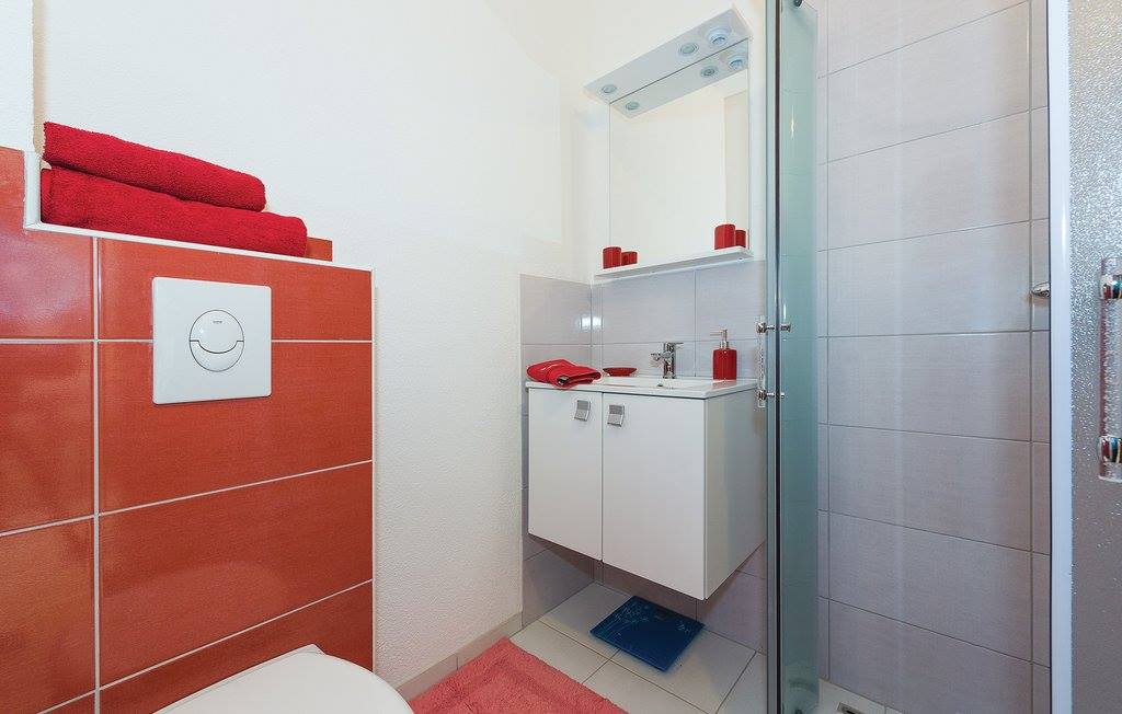 Ein schönes Haus mit vier Wohnungen, Grebaštica