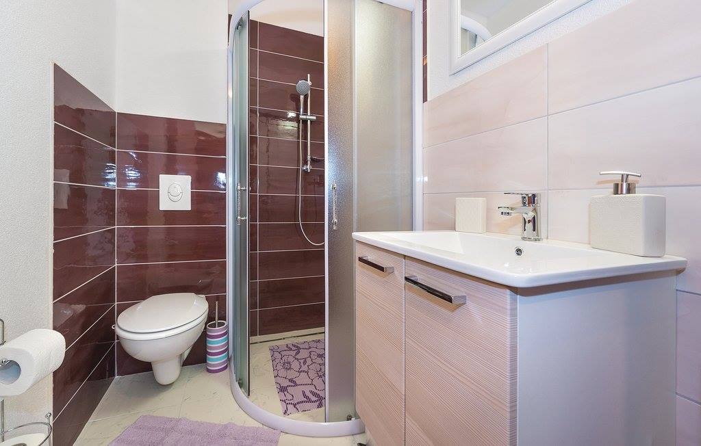 Ein schönes Haus mit vier Wohnungen, Grebaštica