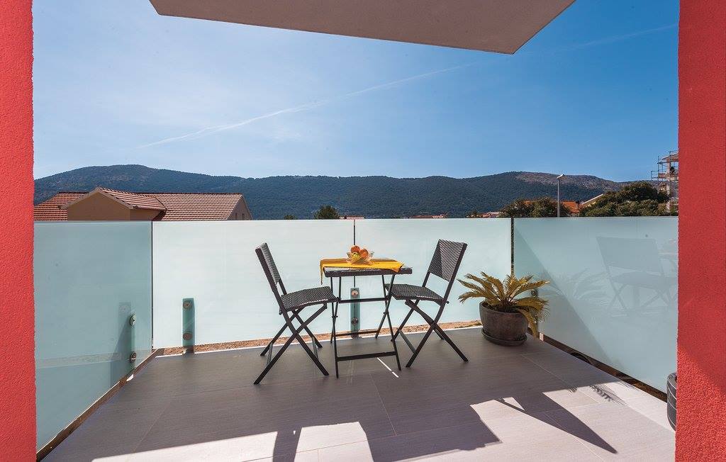 Ein schönes Haus mit vier Wohnungen, Grebaštica