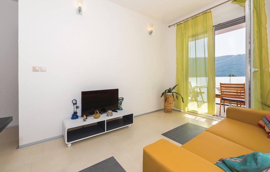 Ein schönes Haus mit vier Wohnungen, Grebaštica