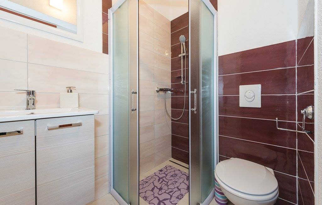 Ein schönes Haus mit vier Wohnungen, Grebaštica