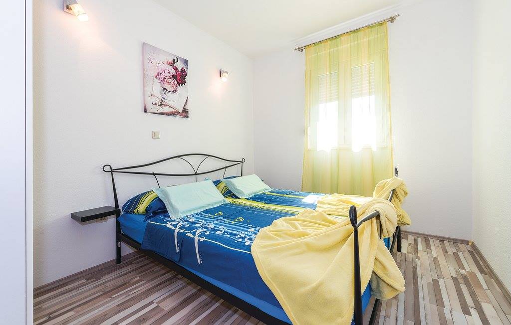 Ein schönes Haus mit vier Wohnungen, Grebaštica