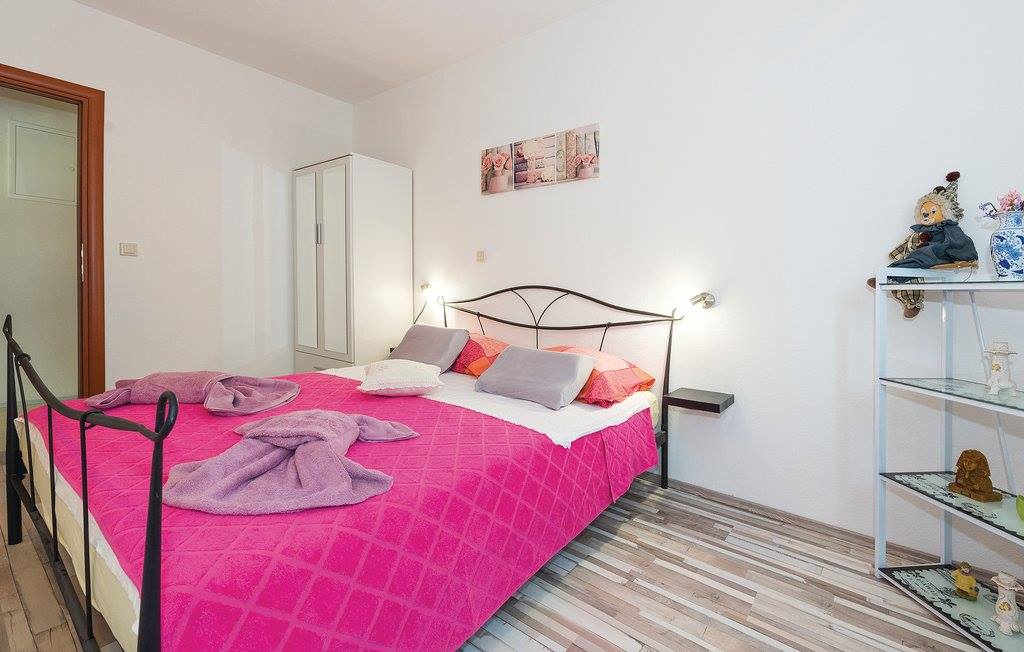 Ein schönes Haus mit vier Wohnungen, Grebaštica
