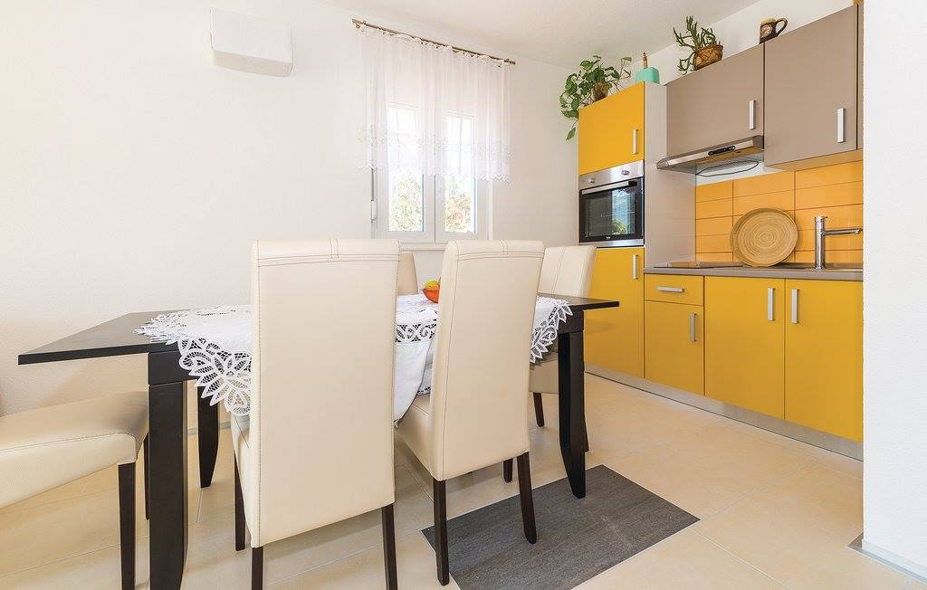 Ein schönes Haus mit vier Wohnungen, Grebaštica