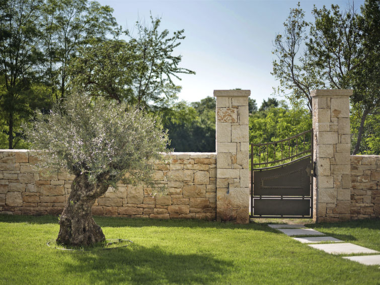 House Ernesta