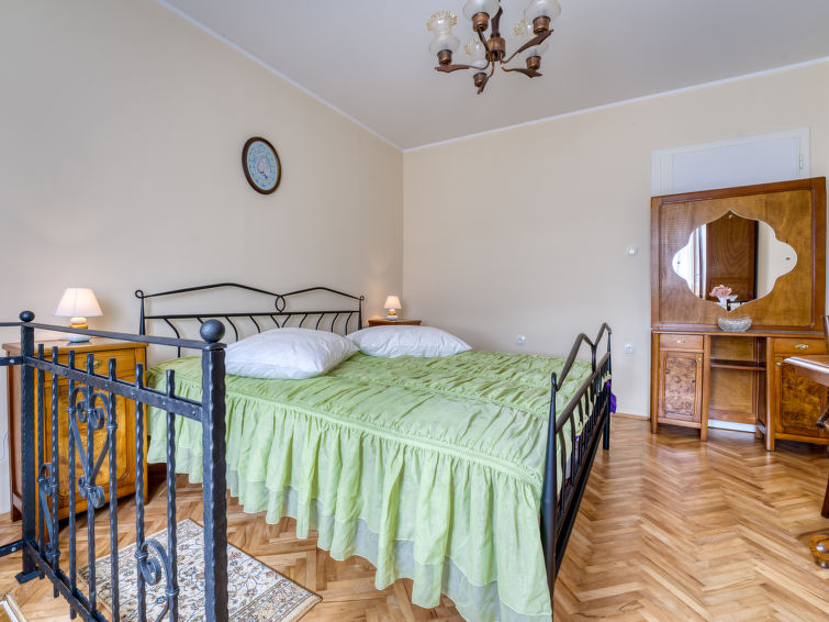 Apartment V