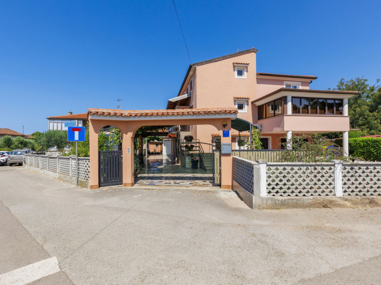 Apartment Bumbak