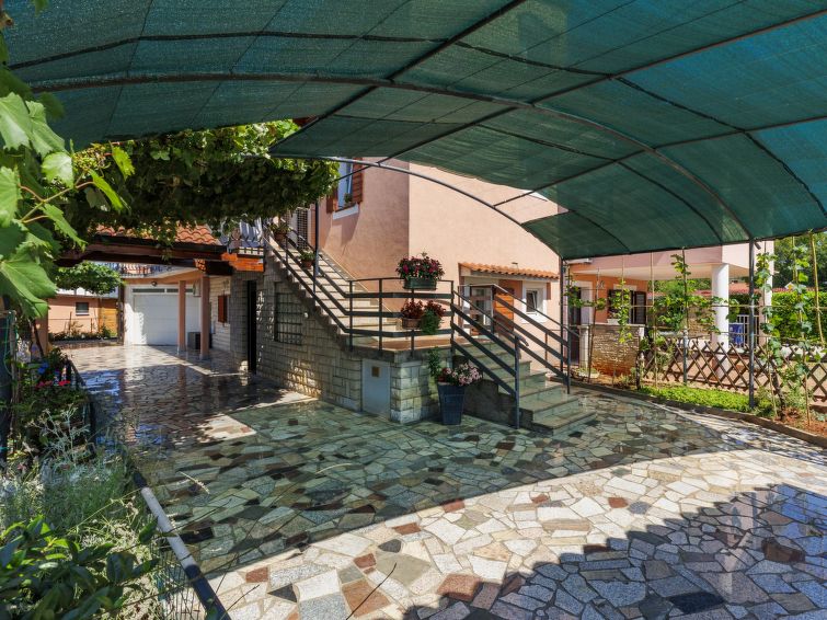 Apartment Bumbak