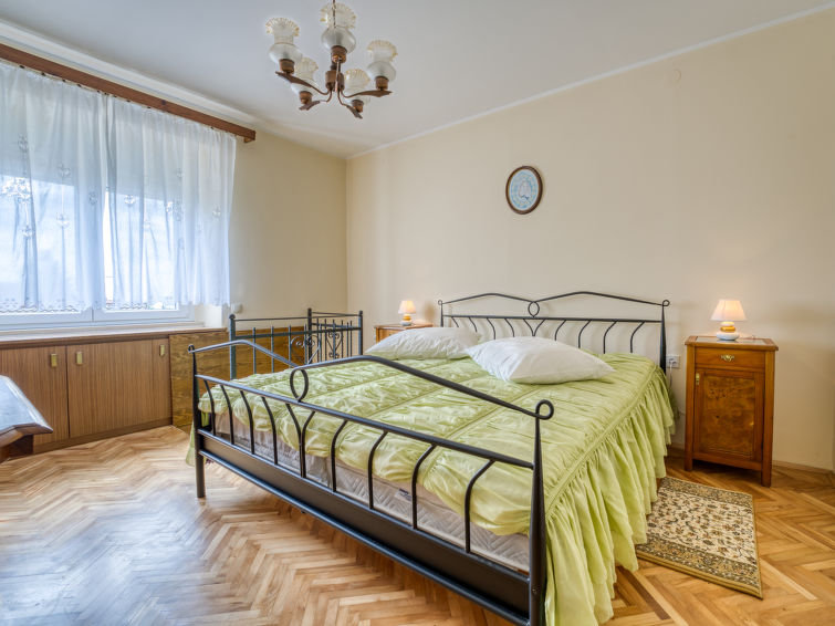 Apartment V