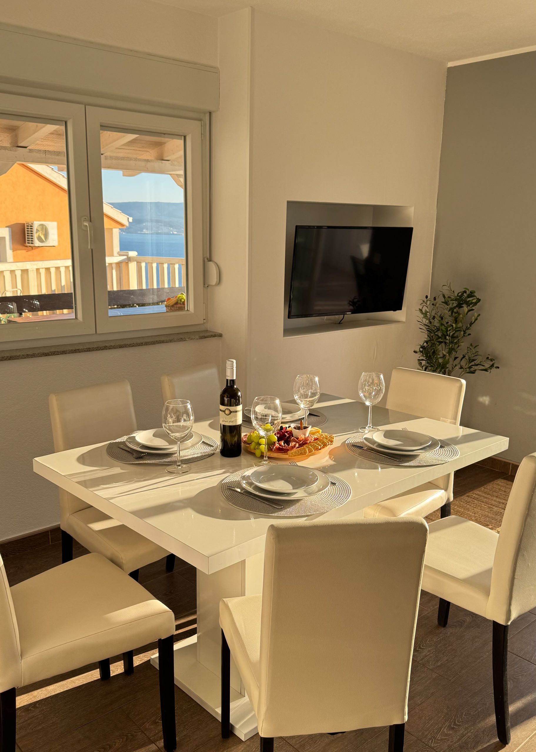 Sunny Hill Apartment with rooftop pool and barbecue- groundfloor