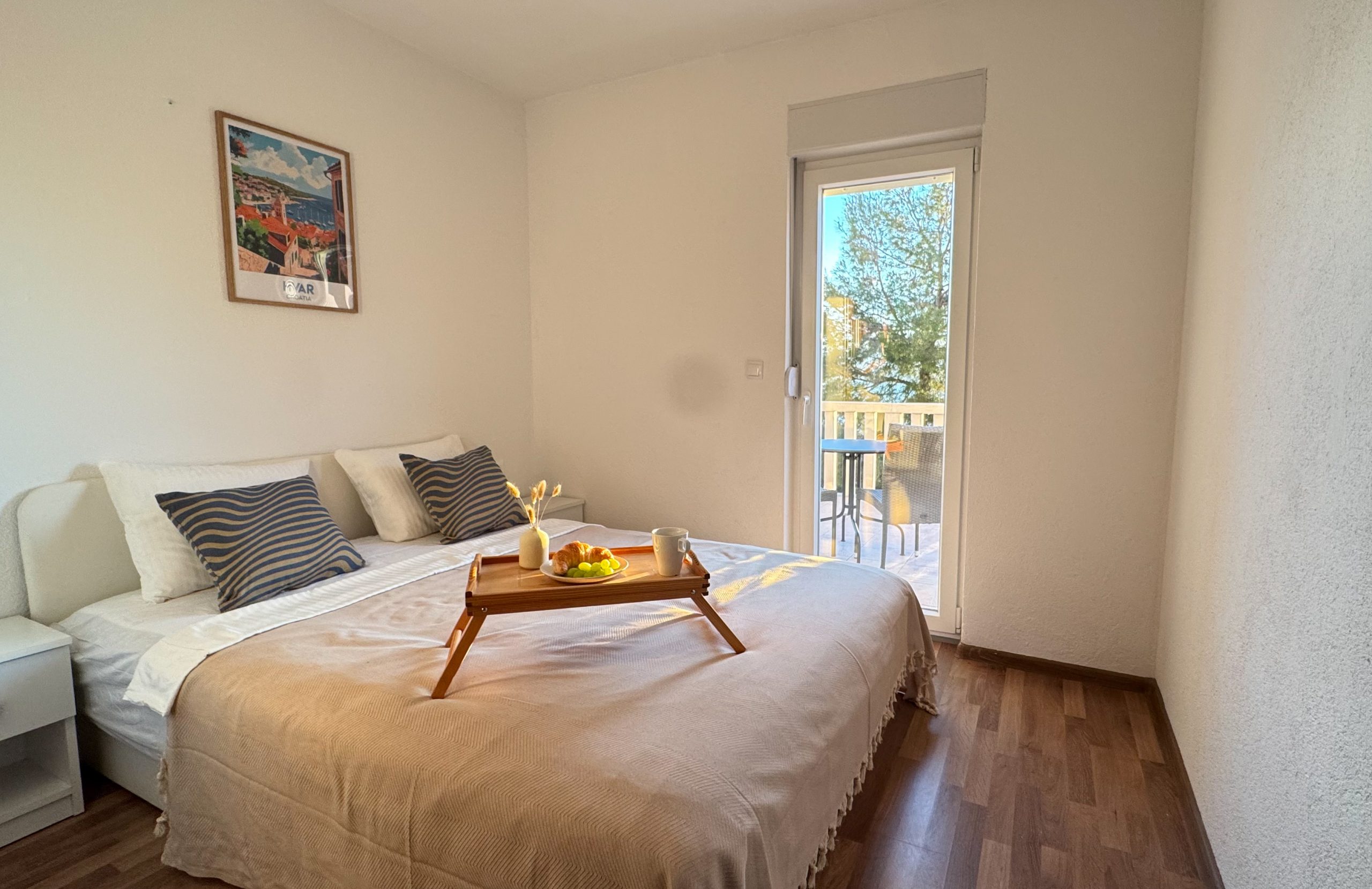 Sunny Hill Apartment with rooftop pool and barbecue- groundfloor