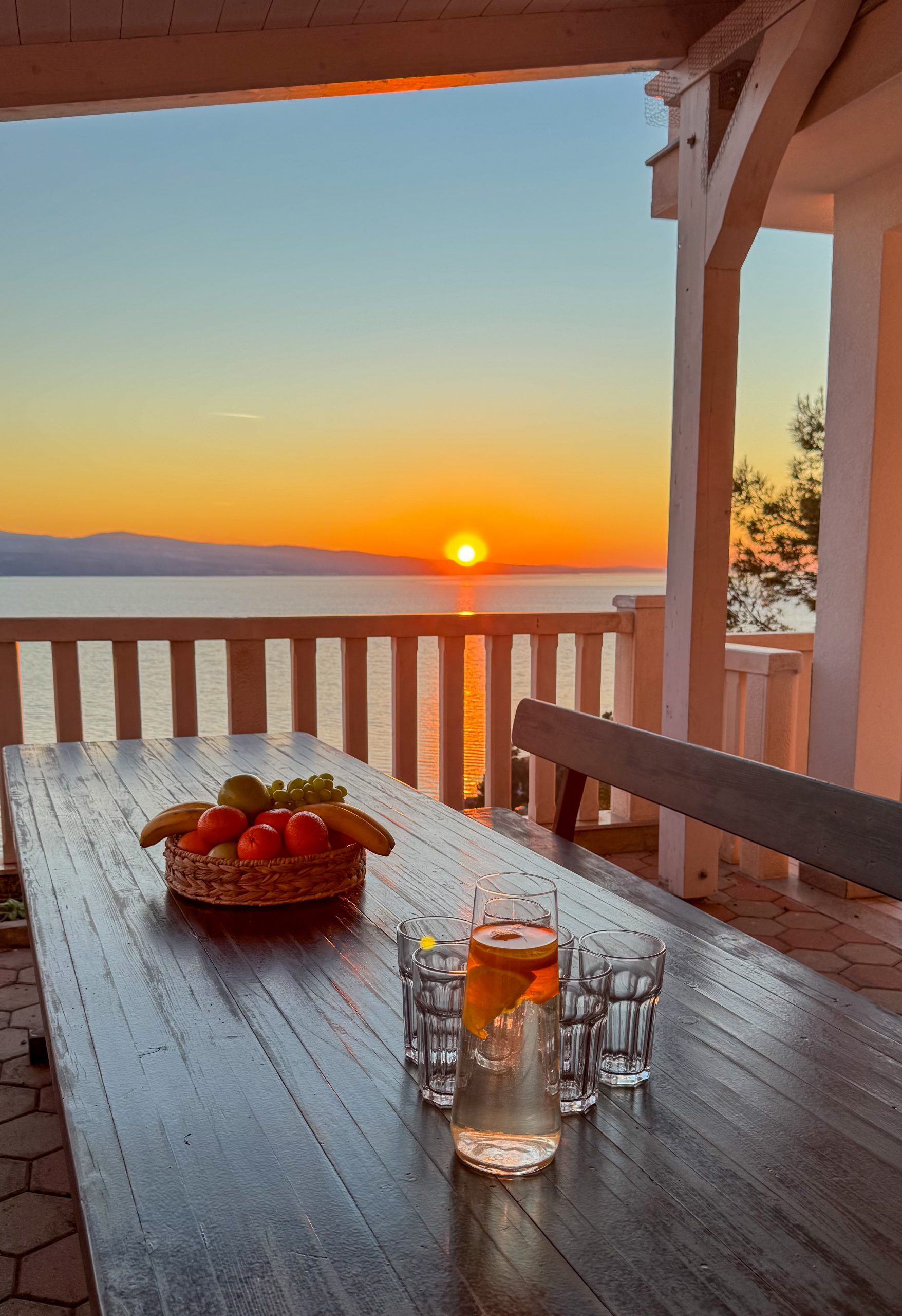 Sunny Hill Apartment with rooftop pool and barbecue- groundfloor