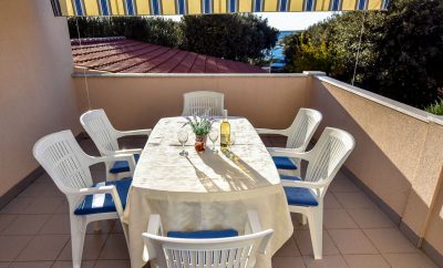 Apartments Mandre near sea