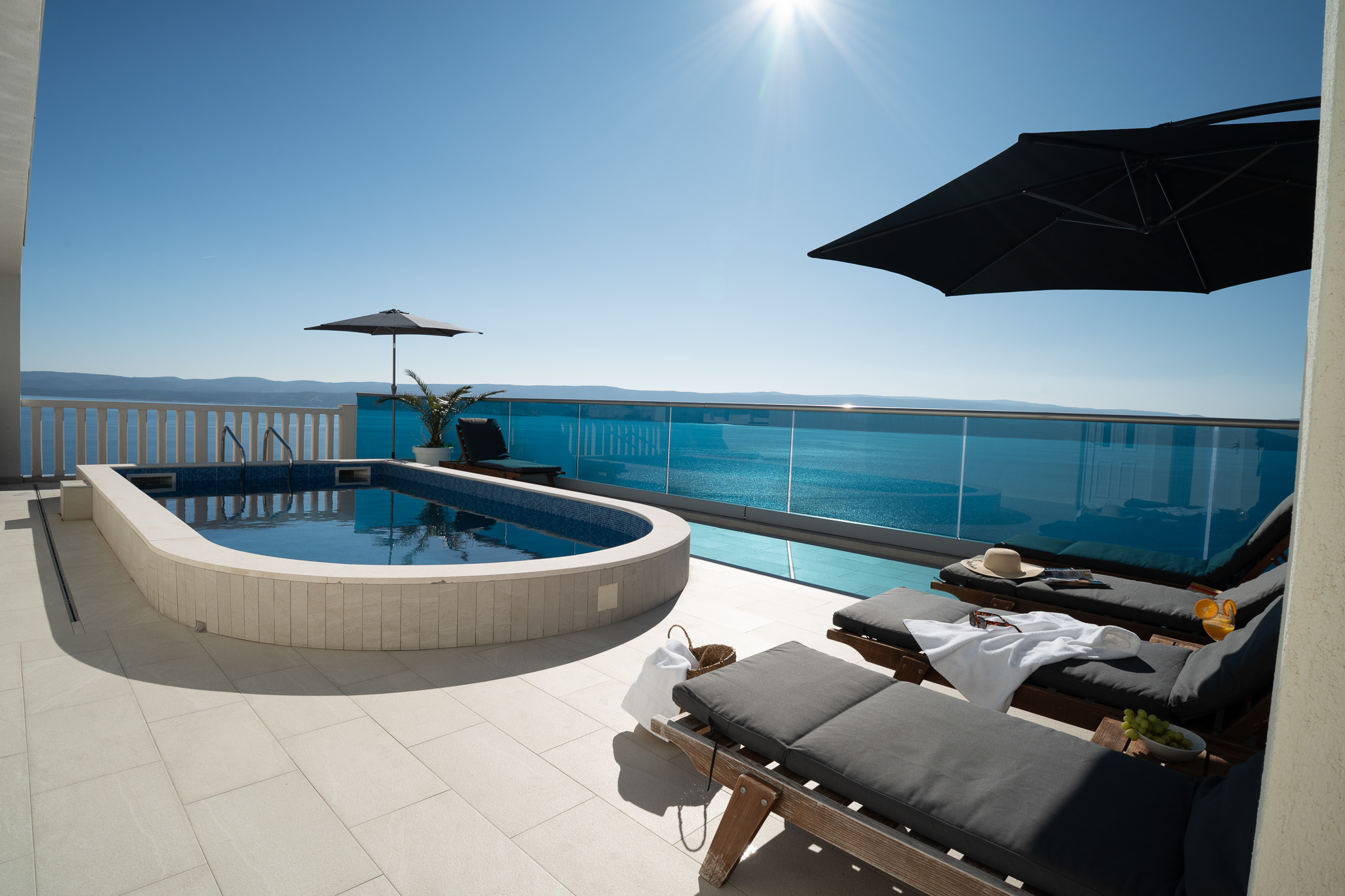 Sunny Hill Apartment with rooftop pool #3