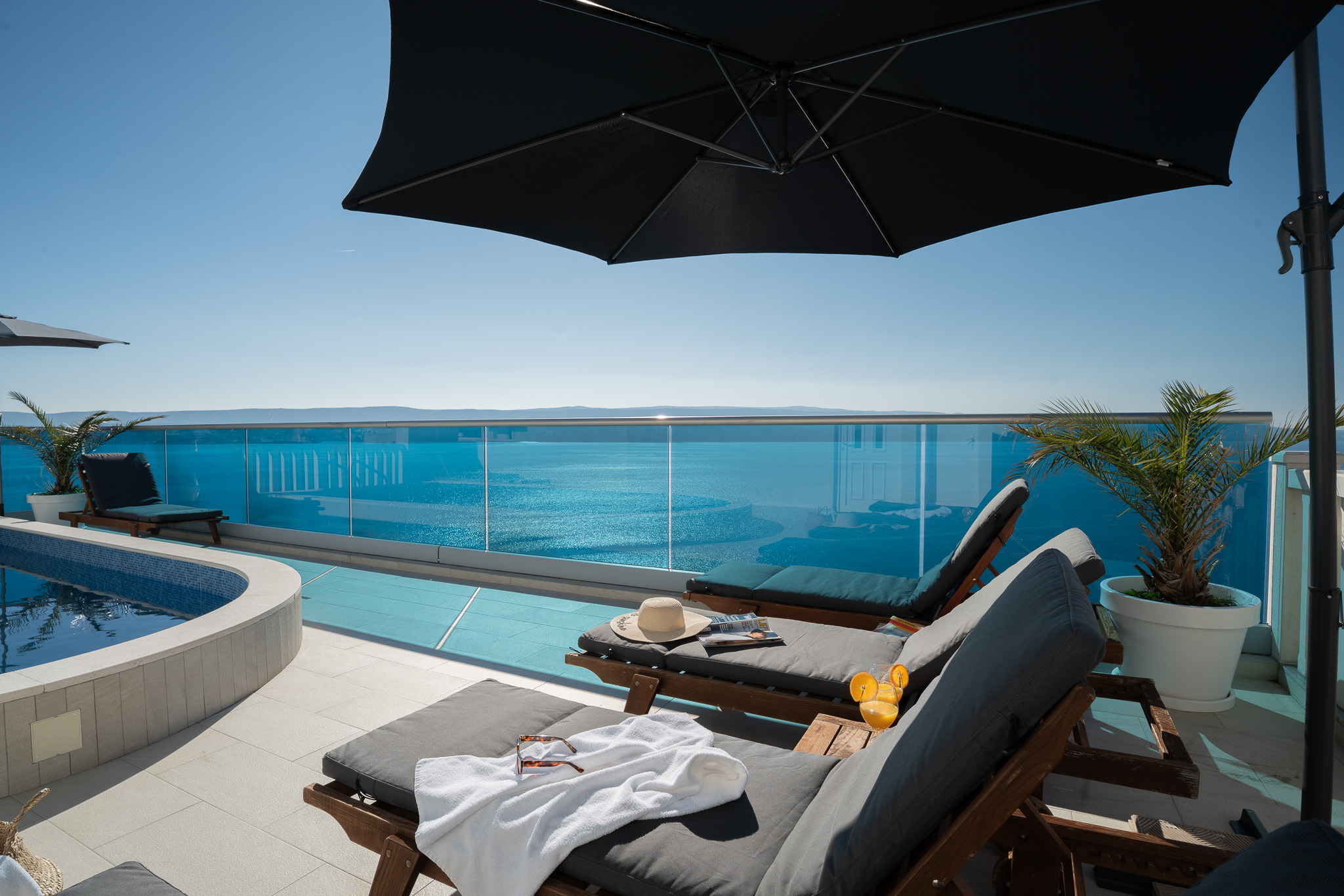 Sunny Hill Apartment with rooftop pool #3