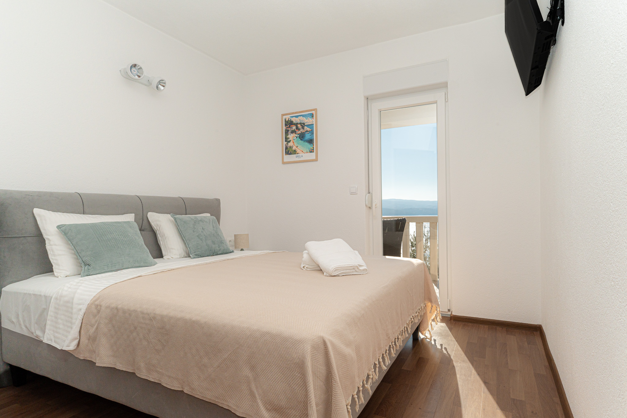 Sunny Hill Apartment with rooftop pool #3