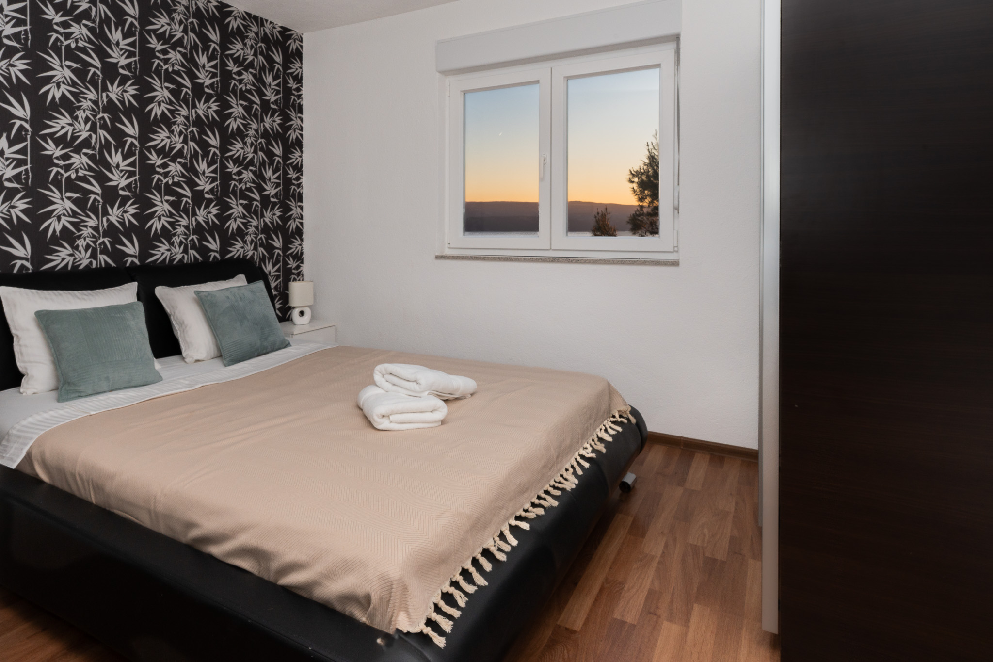 Sunny Hill Apartment with rooftop pool and barbecue- groundfloor