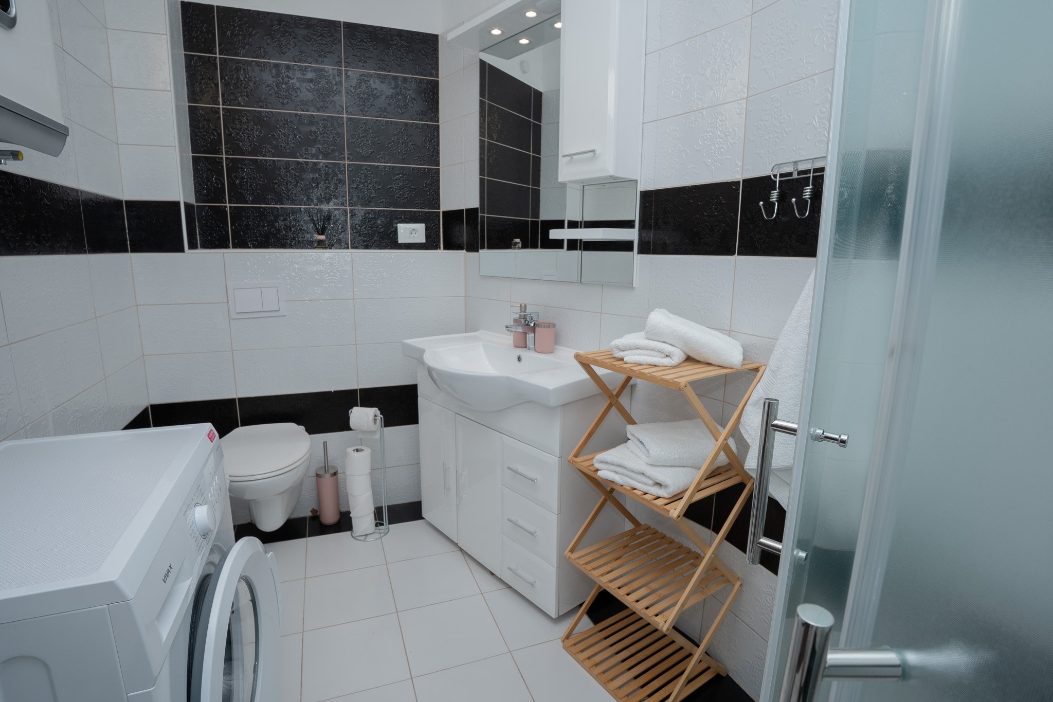 Sunny Hill Apartment with rooftop pool and barbecue- groundfloor