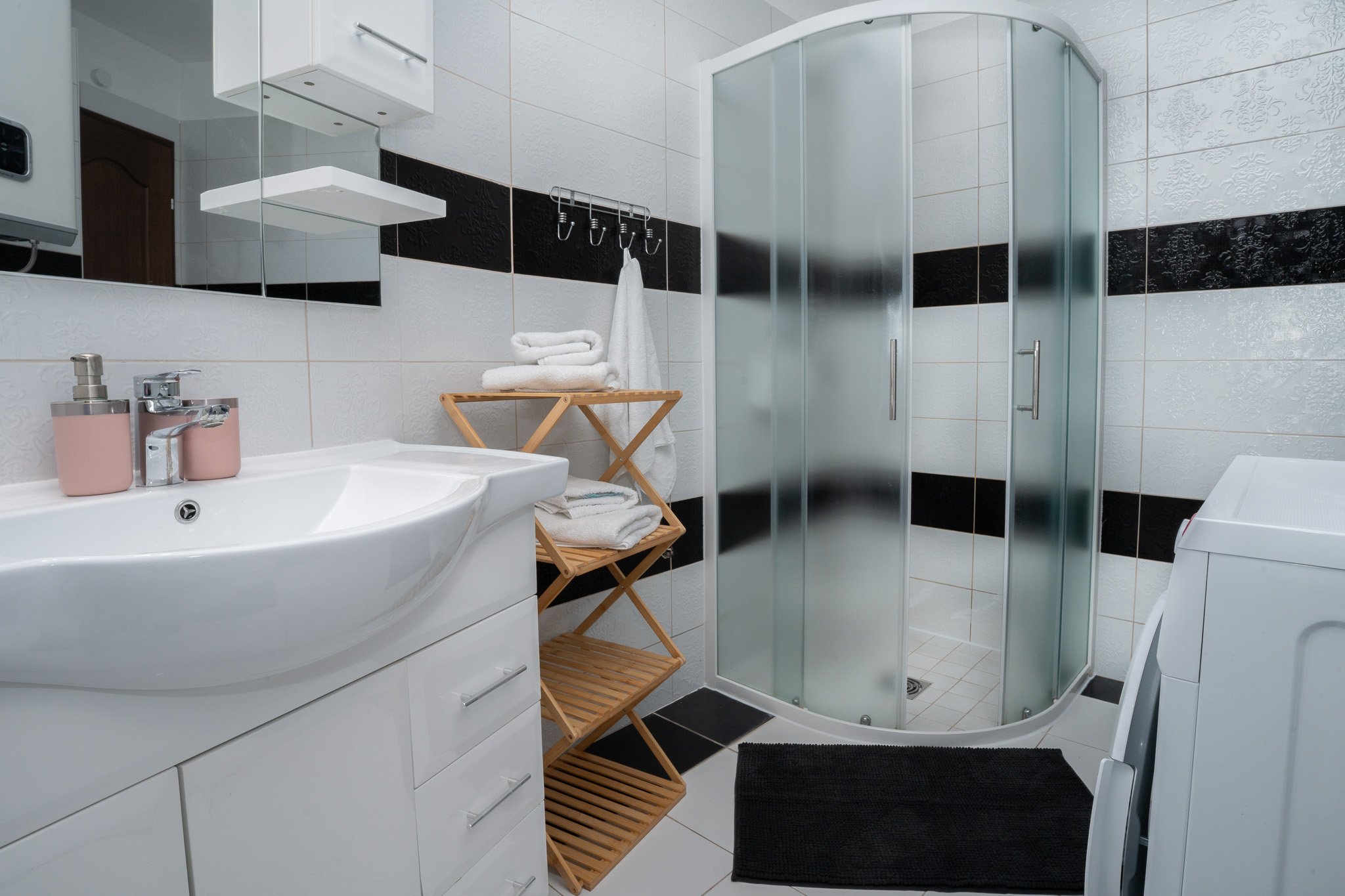 Sunny Hill Apartment with rooftop pool and barbecue- groundfloor