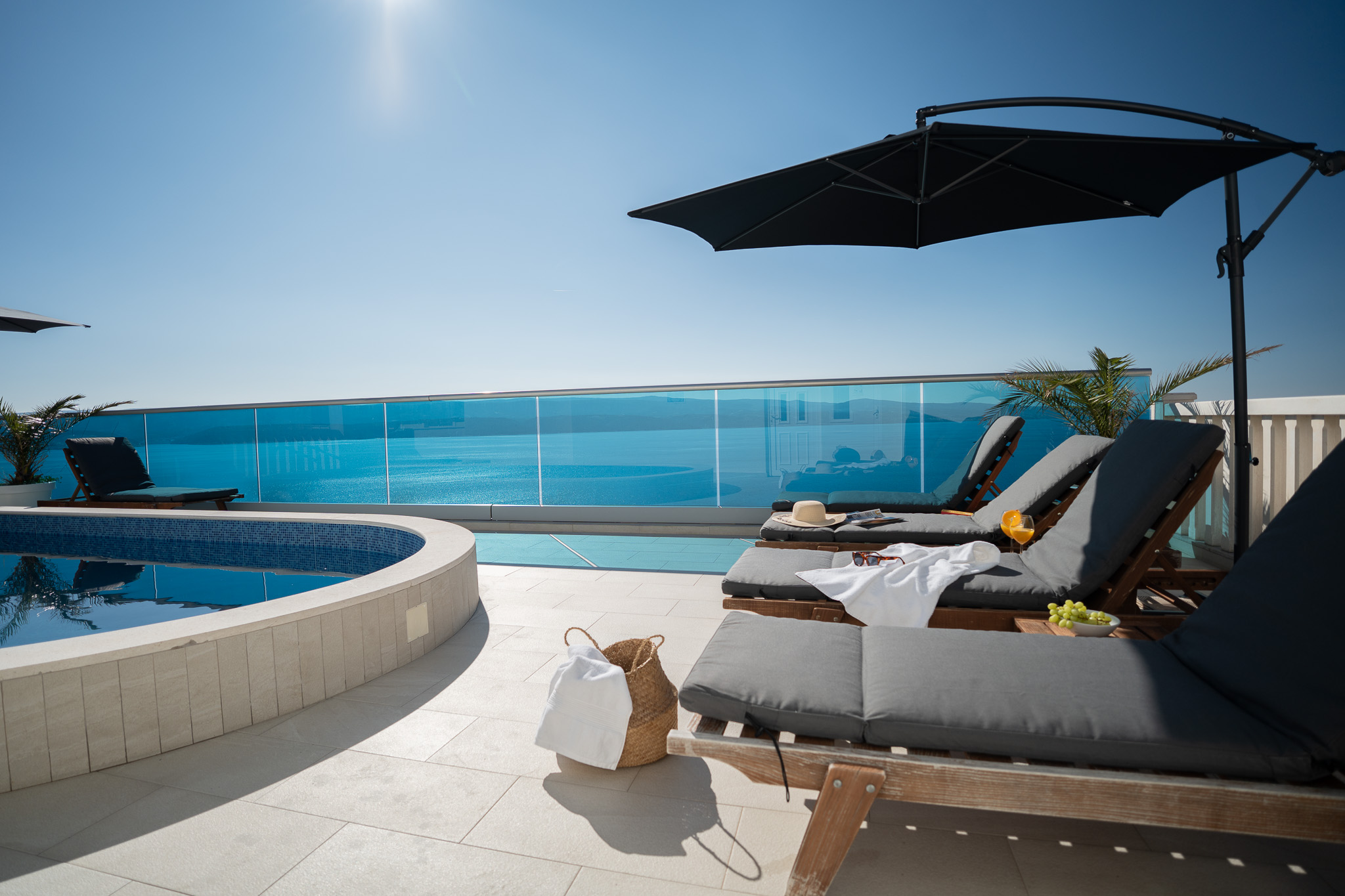 Sunny Hill Apartment with rooftop pool #2