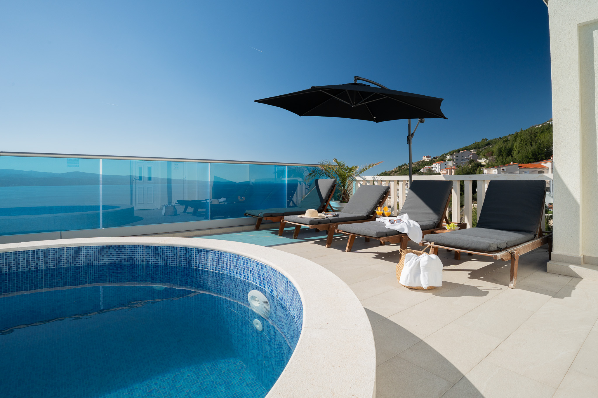 Sunny Hill Apartment with rooftop pool #2