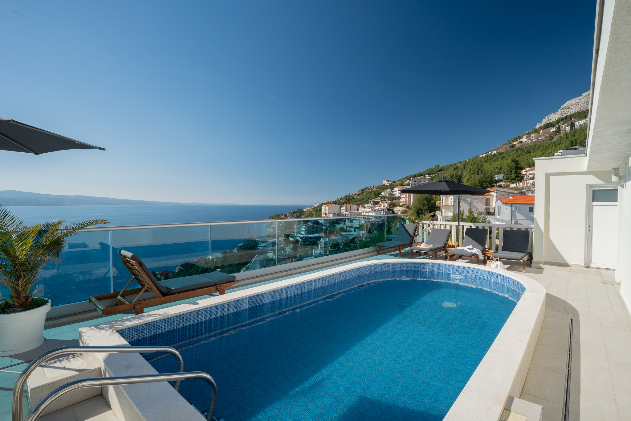 Sunny Hill Apartment with rooftop pool #2